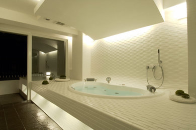 他の地域にある広いモダンスタイルのおしゃれなマスターバスルーム (大型浴槽) の写真