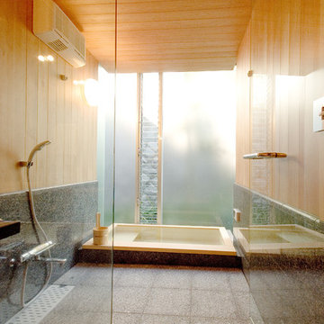 フレームの無いすっきりした透明ガラスドアの純和風バスルーム