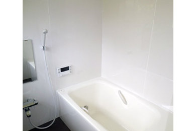 他の地域にあるおしゃれな浴室 (洗い場付きシャワー、白い壁) の写真