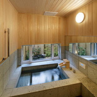 Modernes Badezimmer En Suite mit Eckbadewanne, bunten Wänden und schwarzem Boden in Sonstige