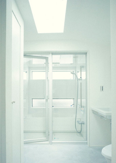 モダン 浴室 by cozy modern company