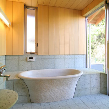 浴室　　信楽焼の浴槽、十和田石とヒバ材に包まれた空間です
