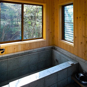大谷石と檜の浴室