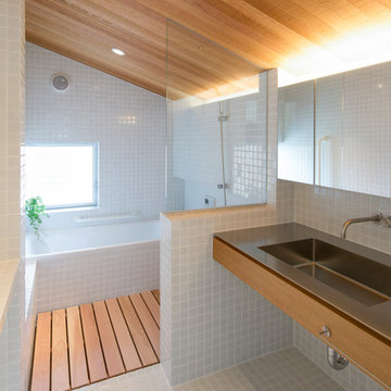 守山の家/廻し葺き屋根の大屋根が包む平屋の家