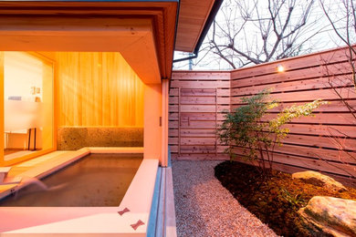 Modelo de cuarto de baño de estilo zen con ventanas