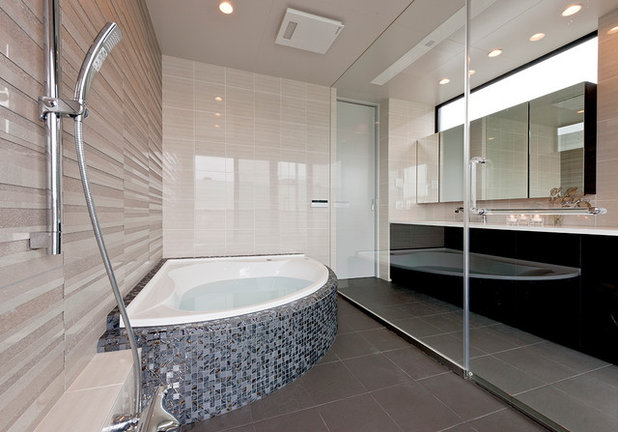 モダン 浴室 by Earnest architects