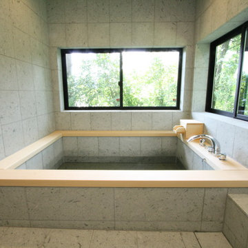 日本のバスルームスタイル。十和田石をふんだんに使いました。