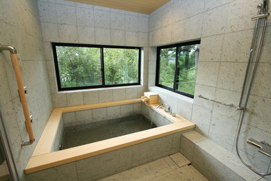 Ejemplo de cuarto de baño principal asiático con bañera japonesa