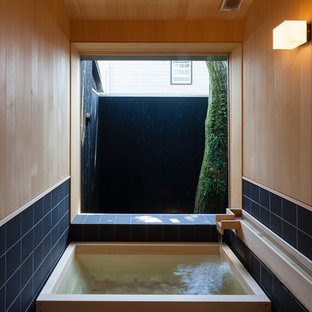 Asiatisches Badezimmer mit Eckbadewanne und bunten Wänden in Sonstige