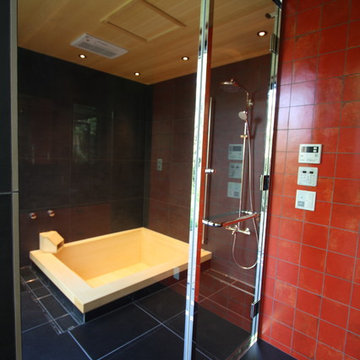 檜浴槽のオープンなバスルーム