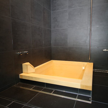 檜浴槽のオープンなバスルーム