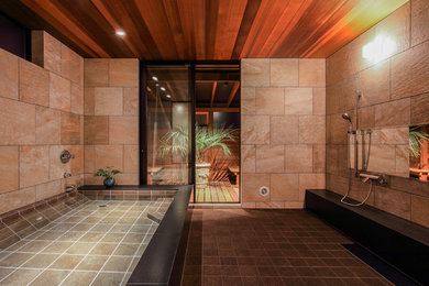 他の地域にあるアジアンスタイルのおしゃれな浴室 (コーナー型浴槽、オープン型シャワー、ベージュの壁、黒い床、オープンシャワー) の写真