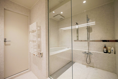 東京23区にあるシャビーシック調のおしゃれな浴室の写真