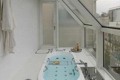 東京23区にあるコンテンポラリースタイルのおしゃれな浴室 (ドロップイン型浴槽、オープン型シャワー、白いタイル、白い壁、白い床、オープンシャワー) の写真