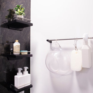 Foto di una piccola stanza da bagno padronale moderna con consolle stile comò, ante marroni, vasca sottopiano, zona vasca/doccia separata, piastrelle nere, pavimento in compensato, pavimento bianco, porta doccia a battente, top bianco, un lavabo e mobile bagno incassato