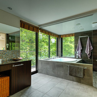 Immagine di una stanza da bagno padronale minimal con ante lisce, ante in legno bruno, vasca idromassaggio, zona vasca/doccia separata, piastrelle multicolore, piastrelle a mosaico, pareti bianche, lavabo a bacinella e doccia aperta