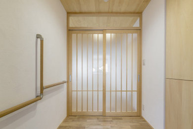 Idee per un corridoio etnico con soffitto in legno e una porta scorrevole