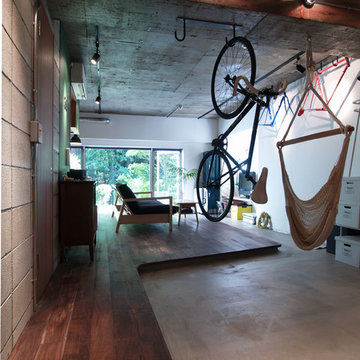 COSTA—部屋の真ん中に自転車を吊るして
