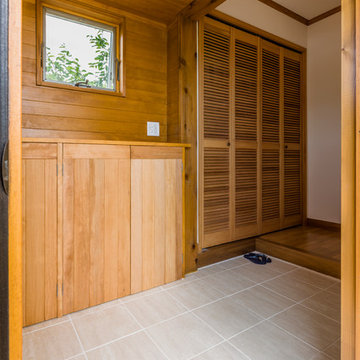 Entrance hall with storage places