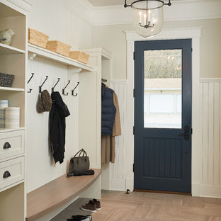 Idee per un ingresso con anticamera classico di medie dimensioni con pareti beige, una porta singola, una porta blu, pavimento marrone e pavimento in gres porcellanato