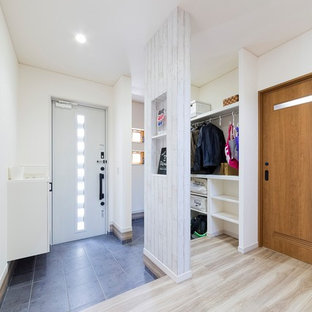 Esempio di un corridoio scandinavo con pareti bianche, una porta singola, una porta bianca, pavimento in legno verniciato e pavimento bianco