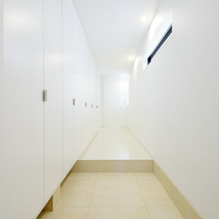 Imagen de entrada panelado, moderna, con paredes blancas, suelo de madera oscura, puerta simple, puerta de madera oscura, suelo marrón, papel pintado y panelado