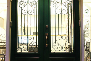 Modelo de puerta principal industrial con puerta doble y puerta verde