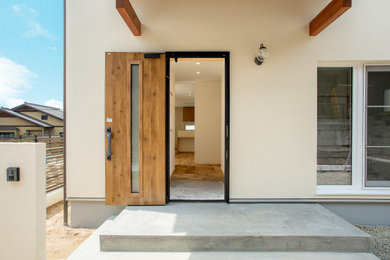 Diseño de puerta principal escandinava pequeña con paredes beige, suelo de madera en tonos medios, puerta simple, puerta de madera en tonos medios y suelo beige