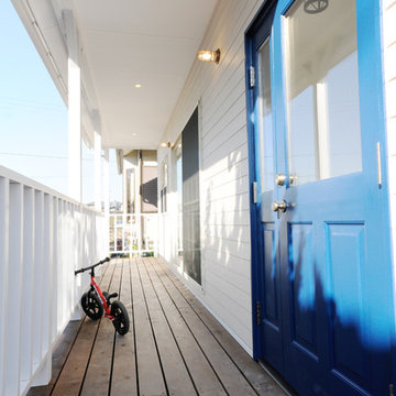 カリフォルニアブルーの木製ドアの家