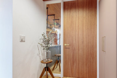 Idee per un ingresso o corridoio minimalista con pareti bianche, pavimento beige e soffitto in legno