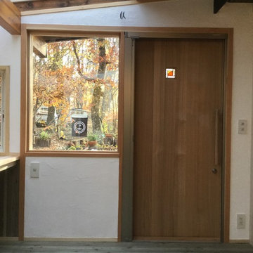 ステンドグラスをはめ込んだタモの木製建具玄関ドア