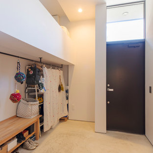 東京23区の片開きドアエクレクティックスタイルのおしゃれなマッドルーム (白い壁、黒いドア、白い床) の写真
