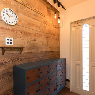 Imagen de entrada madera, urbana, con puerta simple, puerta blanca, papel pintado y madera
