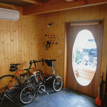 リビング & 土間空間 自転車と薪ストーブがある暮らし