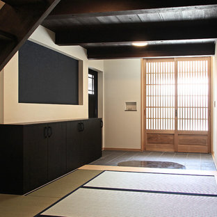 Foto di un ampio corridoio etnico con pareti bianche, pavimento in tatami e una porta in legno bruno