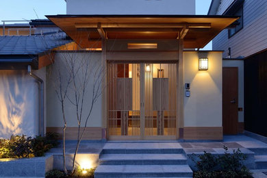 京都にあるアジアンスタイルのおしゃれな玄関の写真