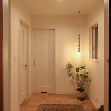 個性的な照明でお迎えする、玄関スペース