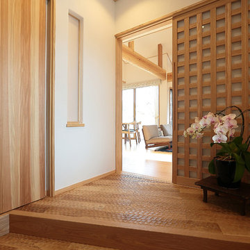 名栗の床と格子戸が美しい玄関