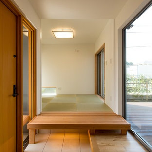 Idées déco pour une entrée asiatique avec un mur blanc, une porte simple, une porte en bois brun, un couloir, un sol marron, un sol en bois brun, un plafond en papier peint et du papier peint.