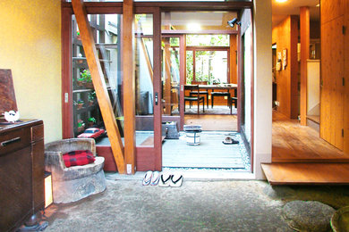東京23区にあるトランジショナルスタイルのおしゃれな土間玄関の写真