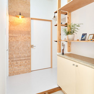 Modelo de distribuidor papel pintado y papel pintado, asiático, pequeño, papel pintado, con paredes blancas, suelo vinílico, puerta simple, puerta gris, suelo blanco, papel pintado y papel pintado