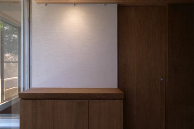 Modelo de hall minimalista con paredes blancas y suelo de ladrillo