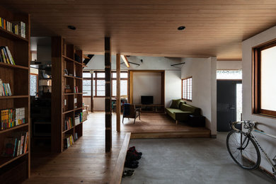 Foto de hall de estilo zen con paredes blancas, suelo de cemento, puerta simple, puerta negra y suelo gris