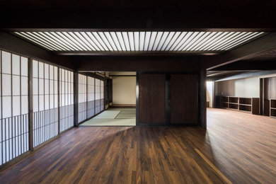 大阪にある高級な広いトラディショナルスタイルのおしゃれな玄関ホール (白い壁、濃色無垢フローリング、茶色い床) の写真