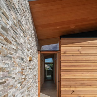 Foto de hall moderno, de tamaño medio, con paredes beige, suelo de mármol, puerta corredera, puerta de madera en tonos medios y suelo violeta
