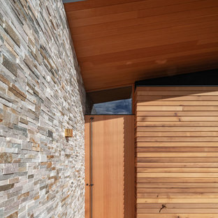 Modelo de hall minimalista, de tamaño medio, con paredes beige, suelo de mármol, puerta corredera, puerta de madera en tonos medios y suelo violeta