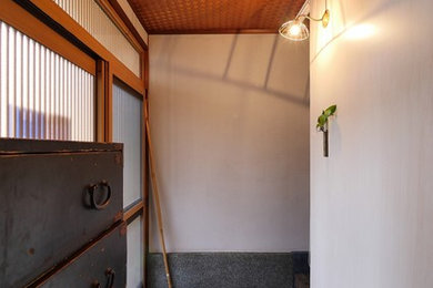 Exempel på en asiatisk entré, med grått golv