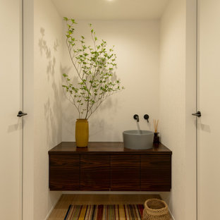 Idee per un ingresso o corridoio minimalista con pareti bianche, pavimento in compensato, soffitto in carta da parati e carta da parati