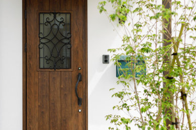 他の地域にある北欧スタイルのおしゃれな玄関 (白い壁、磁器タイルの床、濃色木目調のドア、グレーの床) の写真