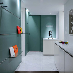 Idee per un piccolo corridoio moderno con pareti verdi, pavimento in marmo, una porta singola, una porta nera, pavimento bianco e soffitto in carta da parati